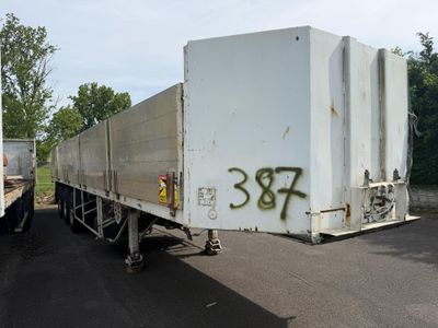 un camion sur le flanc duquel on voit des graffitis