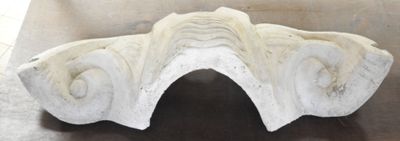 Élément décoratif en ciment patiné blanc, probablement front…