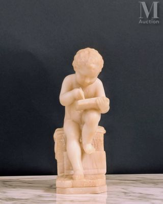 une statue représentant un garçon assis sur une caisse