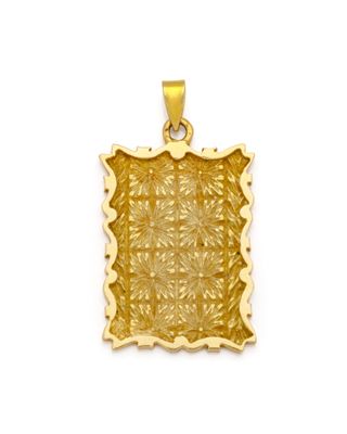 un pendentif plaqué or orné d'un motif floral au centre