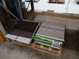 une pile de livres posée sur une palette dans un entrepôt