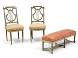 deux chaises et un banc sur lequel est posé un coussin
