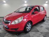 la voiture rouge est garée dans le garage sur le sol en damier