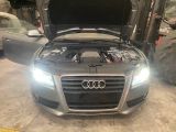 une voiture dont le capot est ouvert dans un garage