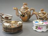 beaucoup de théières et de tasses sur la table