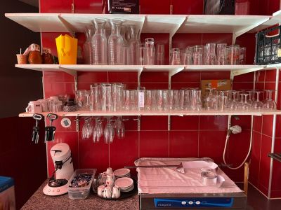 de nombreux verres sur les étagères de la cuisine