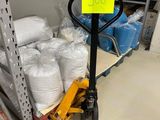 une fourchette posée par terre dans un magasin