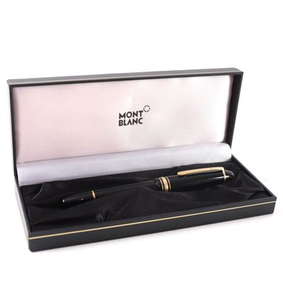 un stylo à bille noir et doré dans un coffret noir