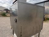 une boîte métallique posée sur une palette dans un parking