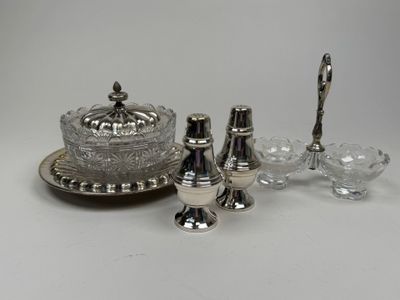 Ensemble de salière et poivrière plaquées argent, avec bol en verre et cuillère