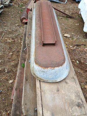 un long banc en bois avec un plateau en métal rouillé