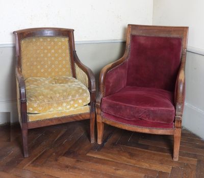 deux chaises assises l'une à côté de l'autre sur un sol en bois dur