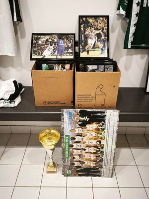deux boîtes de nourriture et un verre de vin posés sur un banc