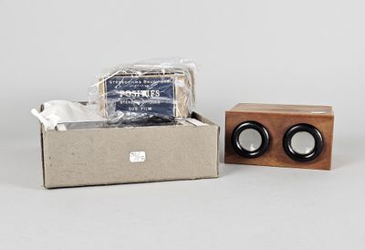une boîte avec deux haut-parleurs et un bloc de bois posés sur la table