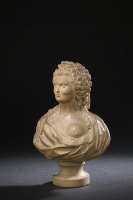 un buste de femme en marbre blanc sur un piédestal