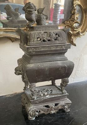 une statue représentant un oiseau perché sur une table