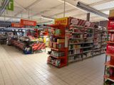 un grand magasin dont les rayons regorgent de produits