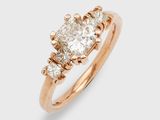 gros plan d'une bague en diamant sur fond blanc