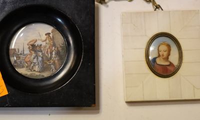 une image représentant Jésus accrochée au mur et une image de Jésus accrochée au mur