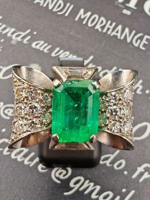 Gros plan sur une bague contenant une pierre verte