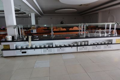 un buffet garni de nombreux plats, dans une grande salle
