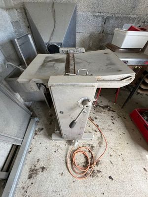 une salle de bains sale équipée de toilettes et d'un lavabo