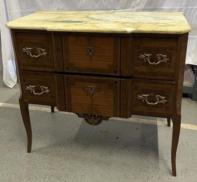 une commode en marbre exposée dans une pièce