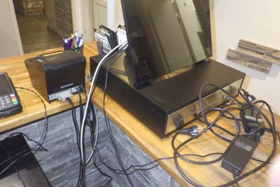 un bureau sur lequel se trouvent un écran, un clavier et d'autres appareils électroniques
