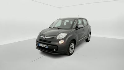 La petite voiture noire est garée dans une pièce blanche.