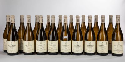 des bouteilles de vin sont alignées sur une table