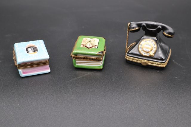 Trois boîtes en porcelaine : téléphone et deux livres