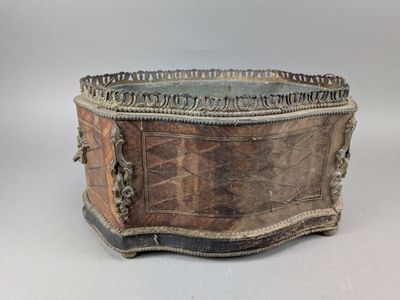 Jardinière en bois de placage et décor de frisage, de forme violonée,  - Photo 1