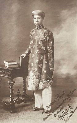 une photo en noir et blanc d'un jeune garçon vêtu d'un costume traditionnel chinois