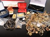 beaucoup de bijoux en or et en argent sur une table