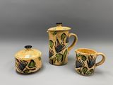 trois pièces de poterie ornées d'oiseaux et de feuilles