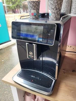 une machine à café posée sur une table