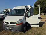 une camionnette blanche garée dans l'herbe