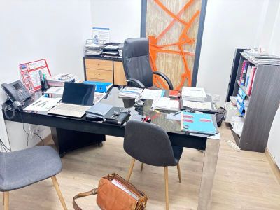 un bureau avec deux chaises et un ordinateur portable dessus