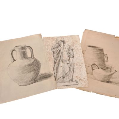 trois dessins de vases et un vase sur une feuille de papier