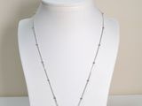 collier en argent avec un pendentif en forme de cœur noir et blanc sur un mannequin blanc
