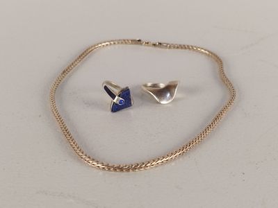 deux bijoux posés l'un à côté de l'autre sur une table