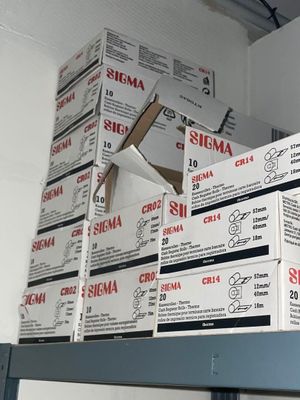 une pile de cartons posée sur une étagère
