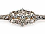 gros plan d'une broche en diamant sur fond blanc