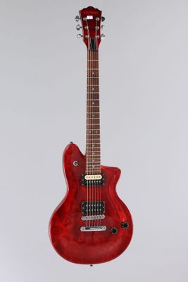 une guitare électrique rouge posée sur un support, sur fond blanc