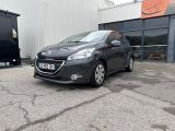 La voiture noire est garée devant l'immeuble.