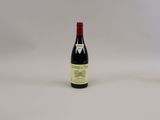 une bouteille de vin à côté d'une bouteille de vin