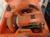 une boîte orange contenant un outil, posée sur une table