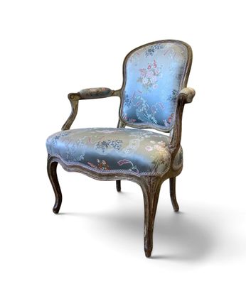 une image représentant une chaise dont l'assise est recouverte d'un tissu bleu