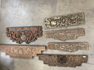 a lot of decorative pieces that are on the floor