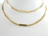 gros plan d'un collier en or sur un mannequin mannequin mannequin mannequin mannequin mannequin mannequin mannequin
